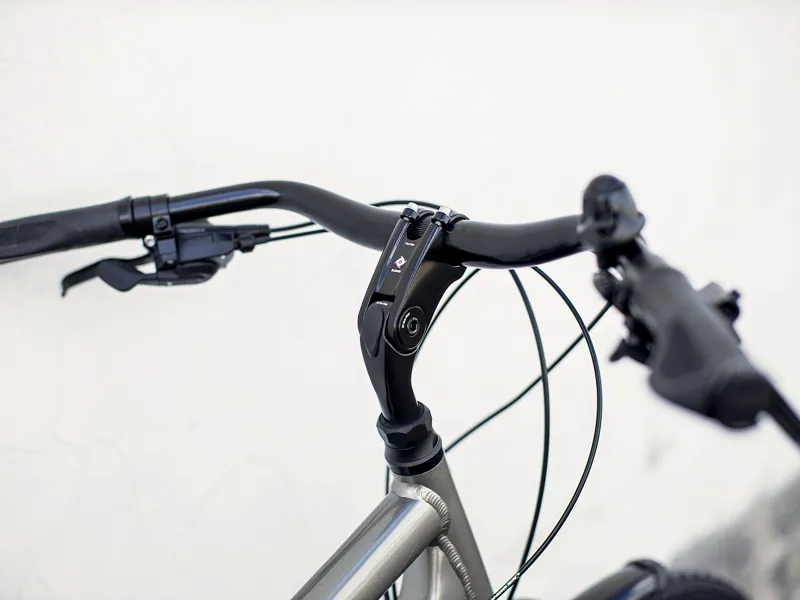 2022 Trek Verve 3 Equipped Hybrid Bike Gunal -6